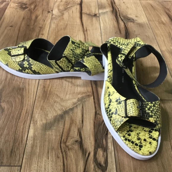 Gap Yellow Snake Print Leather Buckle Sandals - Picture 6 of 7